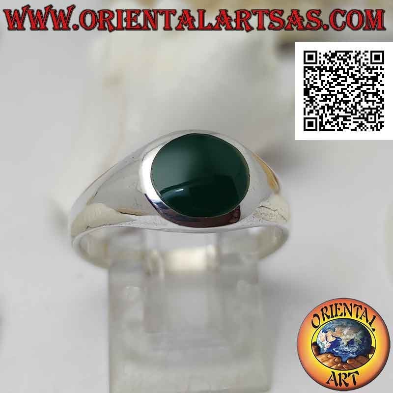 Anillo plateado liso ligeramente redondeado con ágata verde redonda a ras de borbo 8 Ø