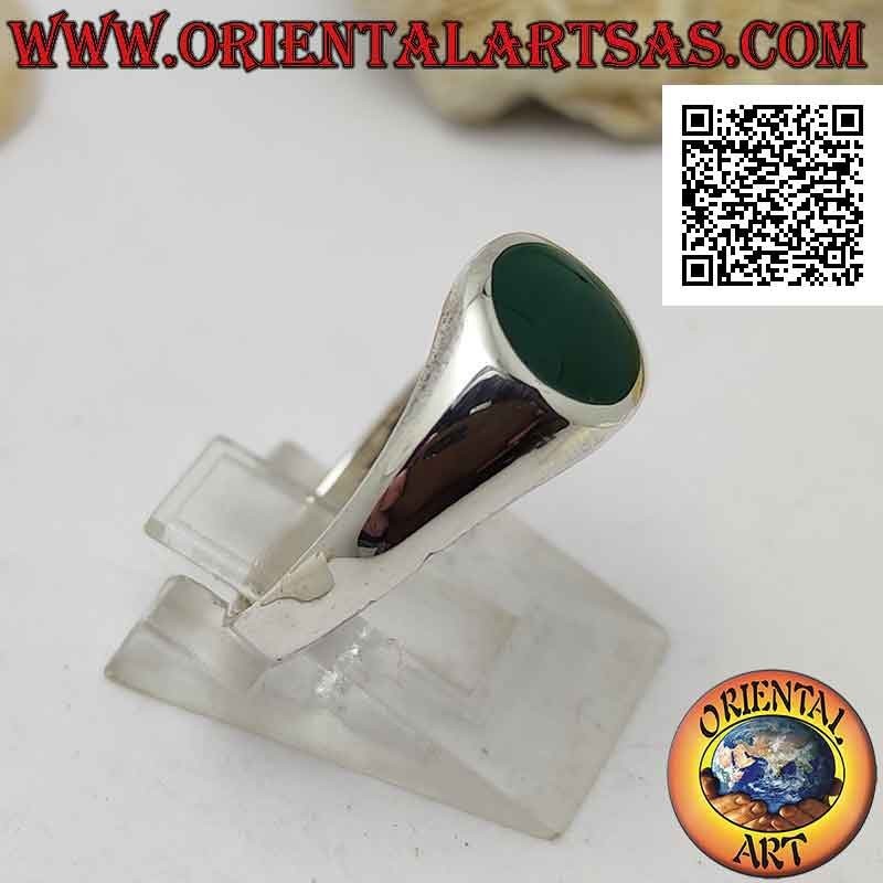 Slightly rounded smooth silver ring with round green agate flush with borbo 8 Ø