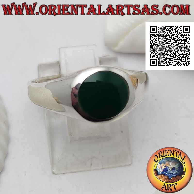 Slightly rounded smooth silver ring with round green agate flush with borbo 8 Ø