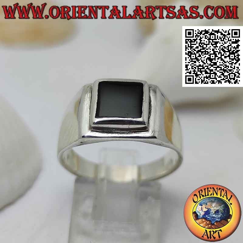 Anello in argento liscio con onice quadrata incastonata a filo bordo su un quadrato rialzato