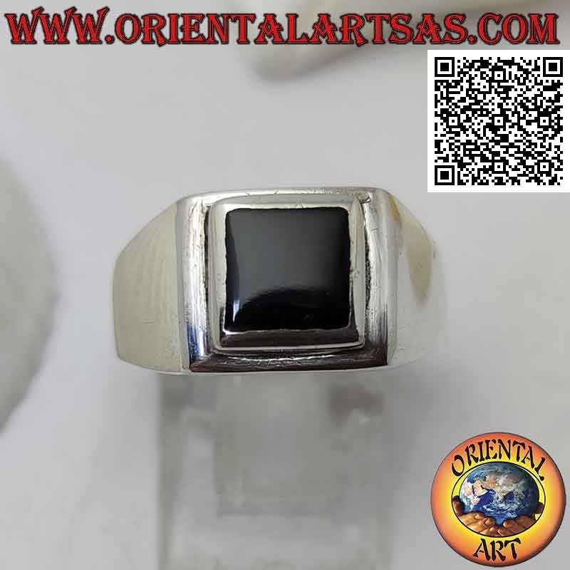Anillo de plata lisa con ónix cuadrado engastado al ras con el borde de un cuadrado elevado