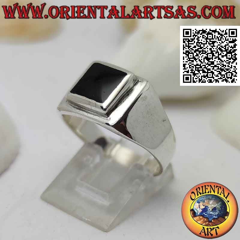 Bague en argent lisse avec onyx carré serti au ras du bord sur un carré en relief
