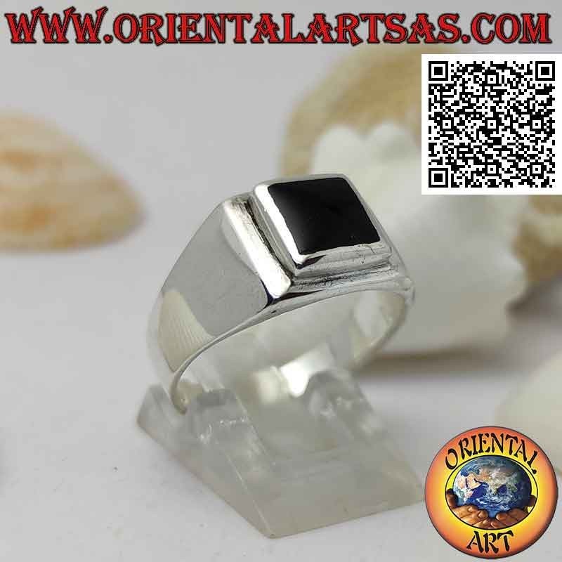 Anello in argento liscio con onice quadrata incastonata a filo bordo su un quadrato rialzato