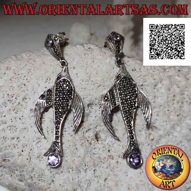 Boucles d'oreilles lobe en argent avec hirondelle parsemée de marcassite et d'améthyste ronde naturelle