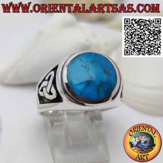 Anello in argento con turchese tondo a filo bordo rialzato e triquetra in bassorilievo sui lati