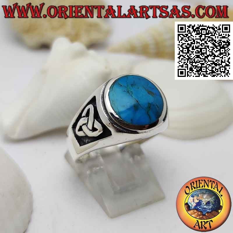 Anillo de plata con turquesa redonda a ras con borde en relieve y triquetra en bajorrelieve en los lados