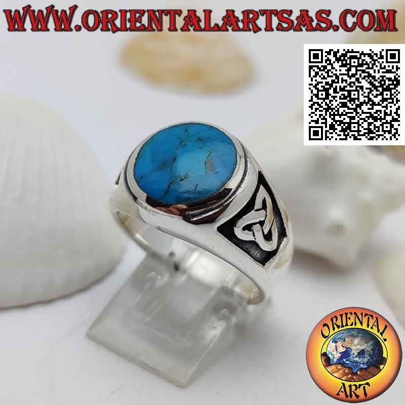 Anillo de plata con turquesa redonda a ras con borde en relieve y triquetra en bajorrelieve en los lados