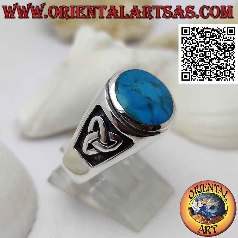 Anillo de plata con turquesa redonda a ras con borde en relieve y triquetra en bajorrelieve en los lados