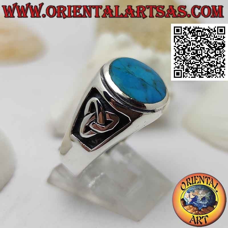 Anillo de plata con turquesa redonda a ras con borde en relieve y triquetra en bajorrelieve en los lados