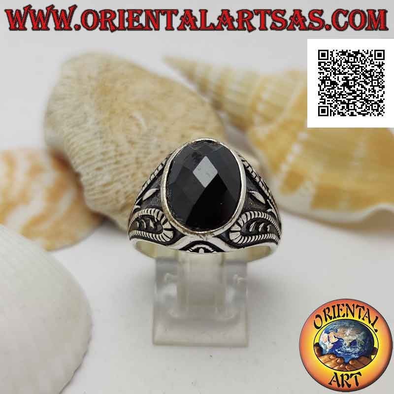 Bague en argent avec spinelle ovale facettée et décor grotesque oxydé bas-relief