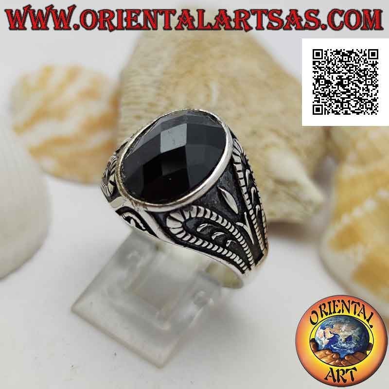 Anillo de plata con espinela ovalada facetada y decoración grotesca oxidado en bajorrelieve