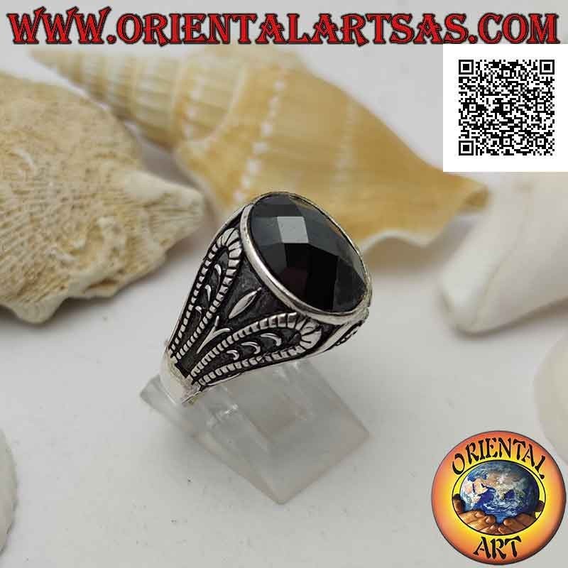 Anello in argento con spinello ovale sfaccettato e decorazione grottesca ossidata a bassorilievo