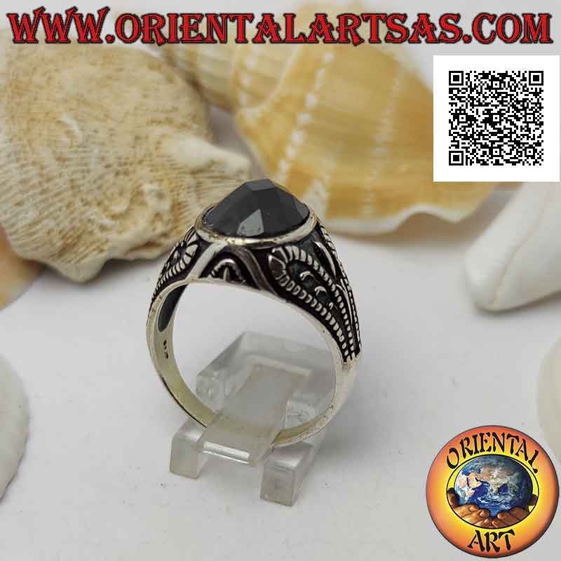 Bague en argent avec spinelle ovale facettée et décor grotesque oxydé bas-relief