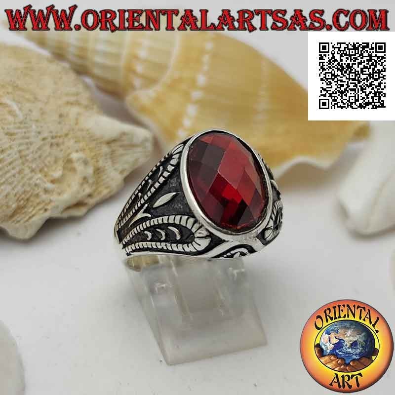 Anello in argento con granato ovale sfaccettato e decorazione grottesca ossidata a bassorilievo