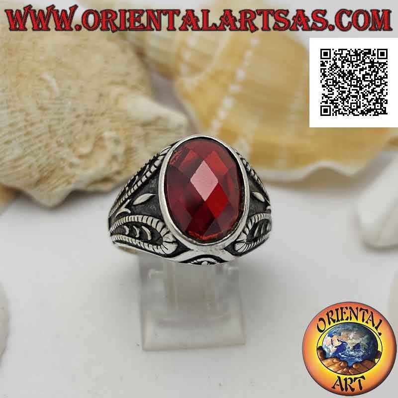 Bague en argent avec grenat ovale facetté et décor grotesque oxydé bas-relief