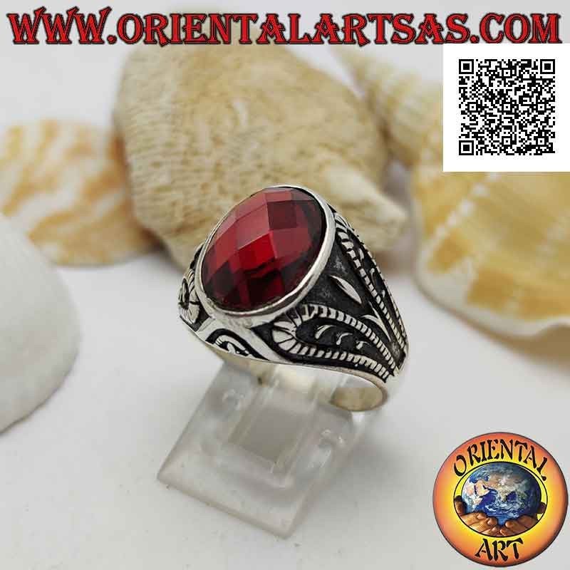 Anillo de plata con granate ovalado facetado y decoración grotesca oxidado en bajorrelieve