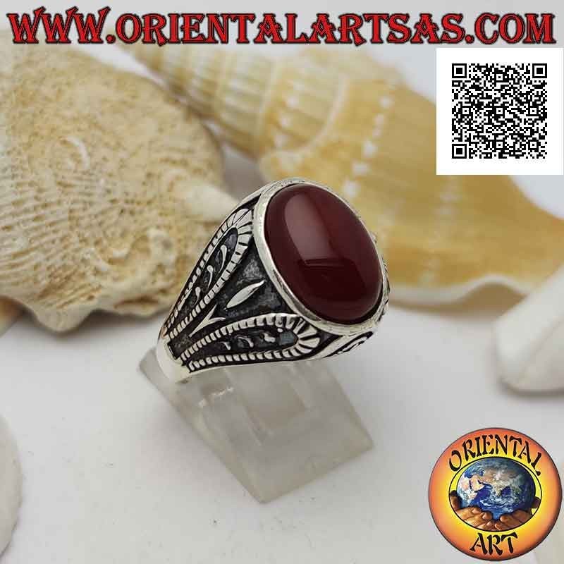 Silberring mit facettiertem ovalem Karneol und oxidiertem groteskem Flachreliefdekor