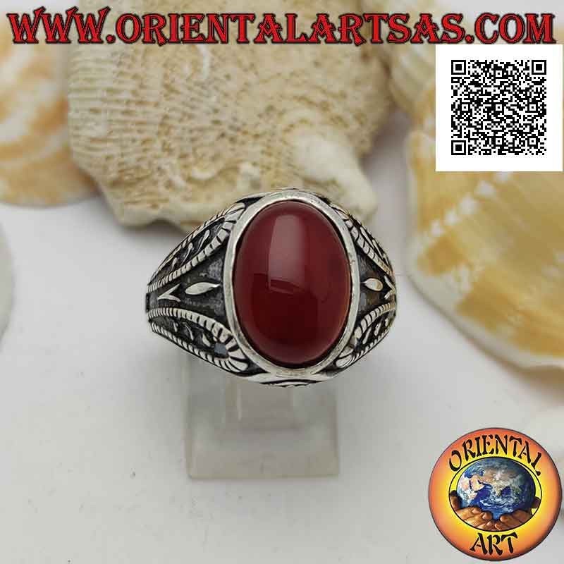 Anello in argento con corniola ovale cabochon e decorazione grottesca ossidata a bassorilievo
