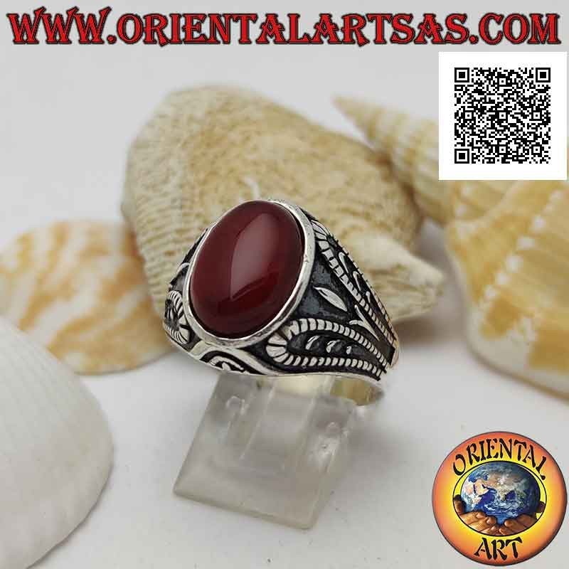 Silberring mit facettiertem ovalem Karneol und oxidiertem groteskem Flachreliefdekor