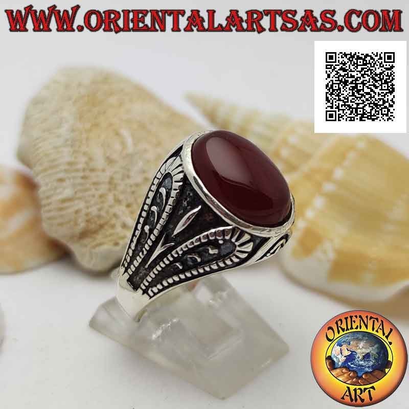 Silberring mit facettiertem ovalem Karneol und oxidiertem groteskem Flachreliefdekor