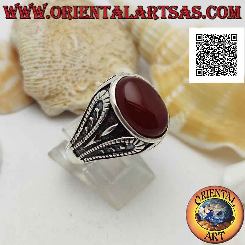 Anello in argento con corniola ovale cabochon e decorazione grottesca ossidata a bassorilievo