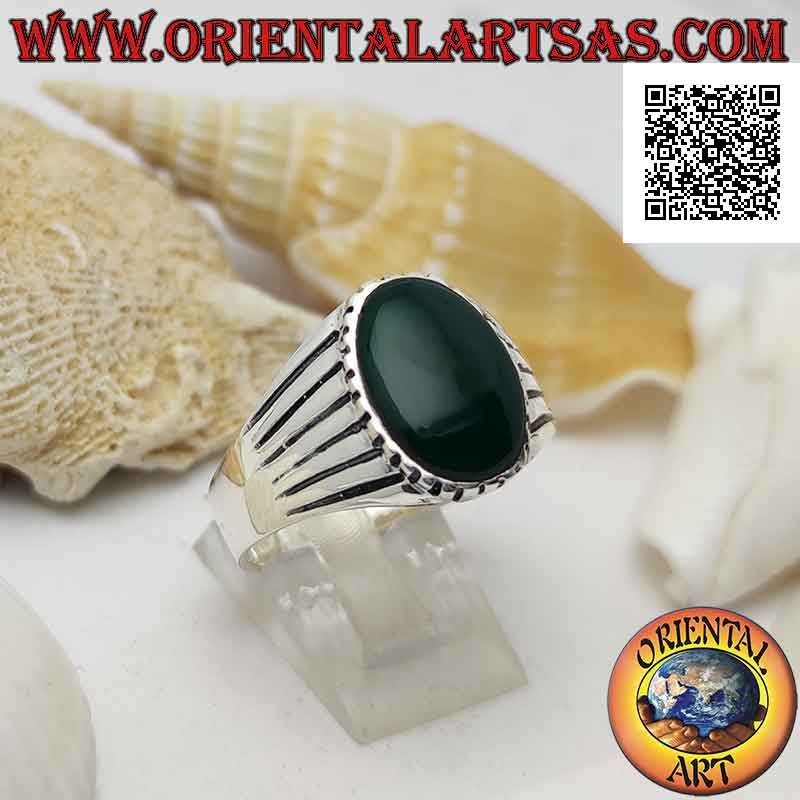 Bague en argent avec agate verte ovale et bord et côté bordés de gravures parallèles