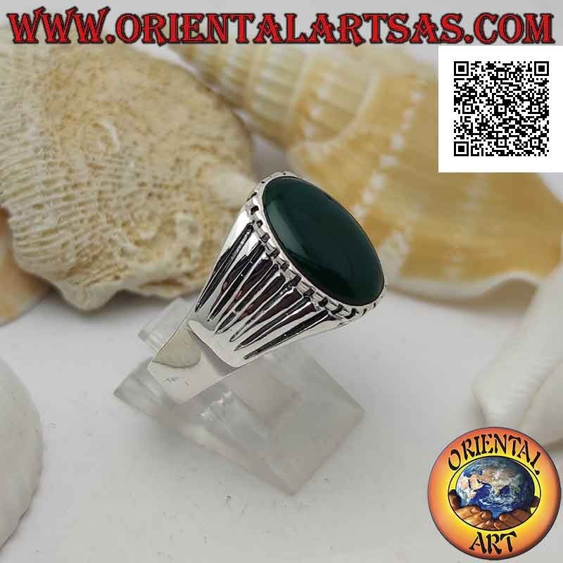 Anello in argento con agata verde ovale e bordo e laterale rigato da incisioni parallele