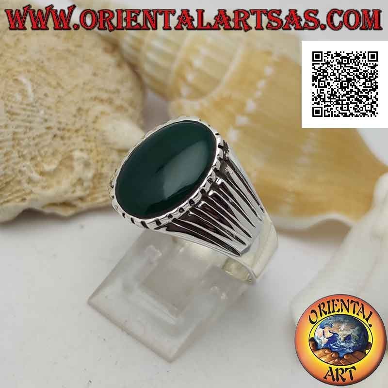 Bague en argent avec agate verte ovale et bord et côté bordés de gravures parallèles