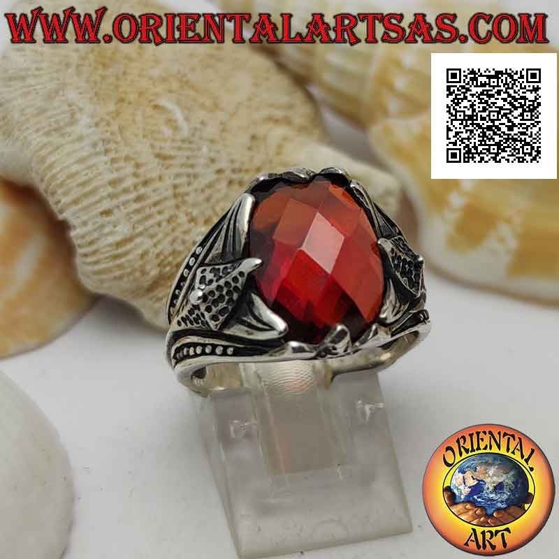 Anello in argento con granato ovale sfaccettato incastonato e decorazione aguzza in altorilievo