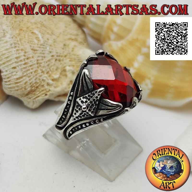 Bague en argent avec grenat ovale facetté serti et décor pointu en haut relief