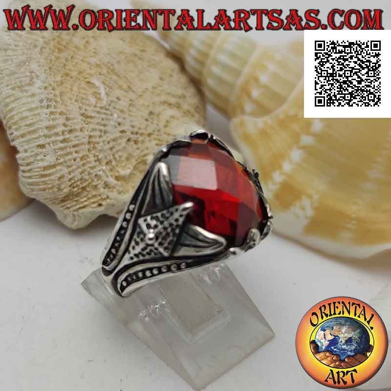 Anello in argento con granato ovale sfaccettato incastonato e decorazione aguzza in altorilievo