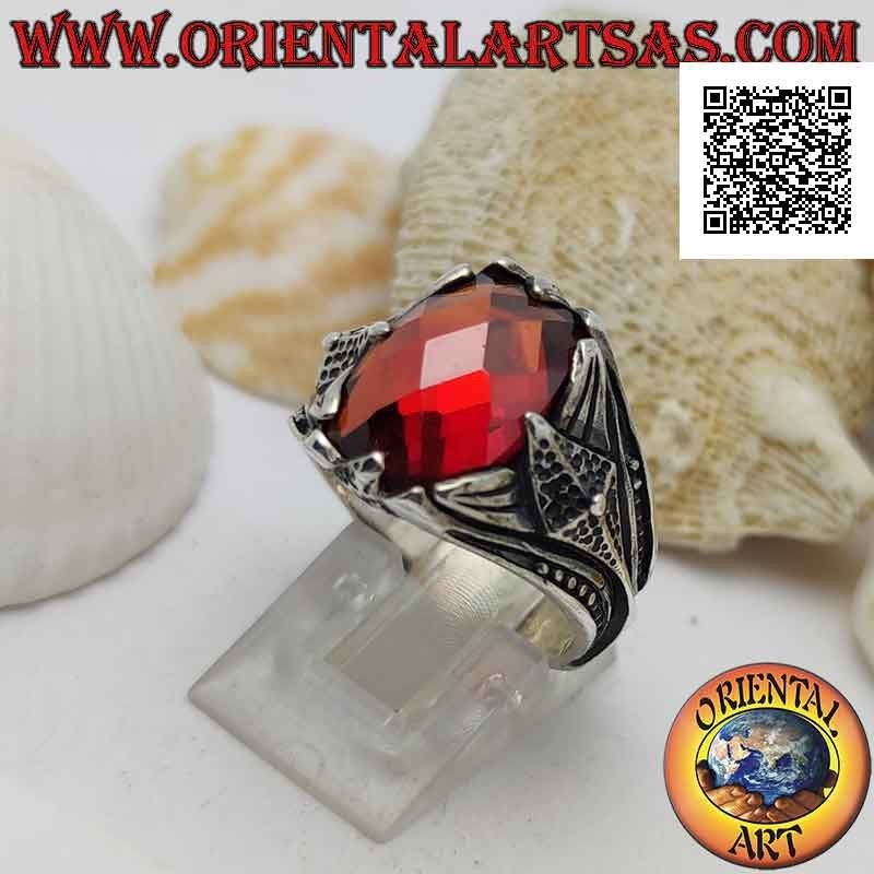 Anillo de plata con conjunto de granate ovalado facetado y decoración puntiaguda en alto relieve