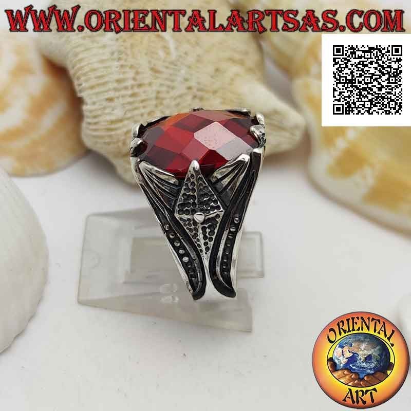 Anillo de plata con conjunto de granate ovalado facetado y decoración puntiaguda en alto relieve