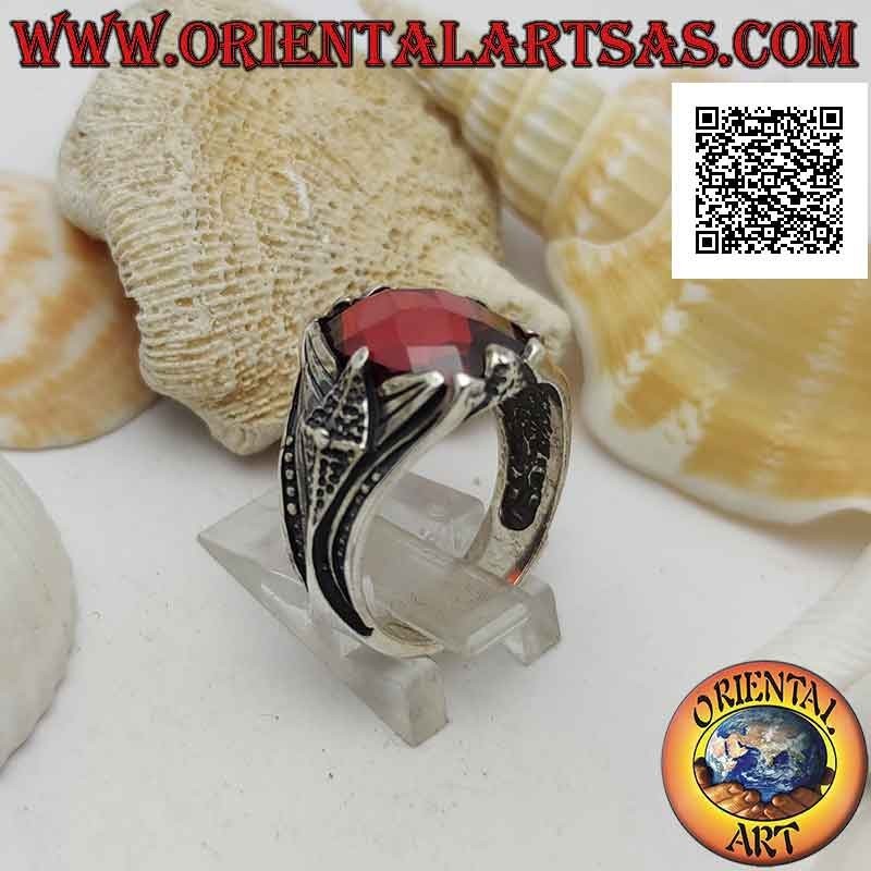 Anello in argento con granato ovale sfaccettato incastonato e decorazione aguzza in altorilievo
