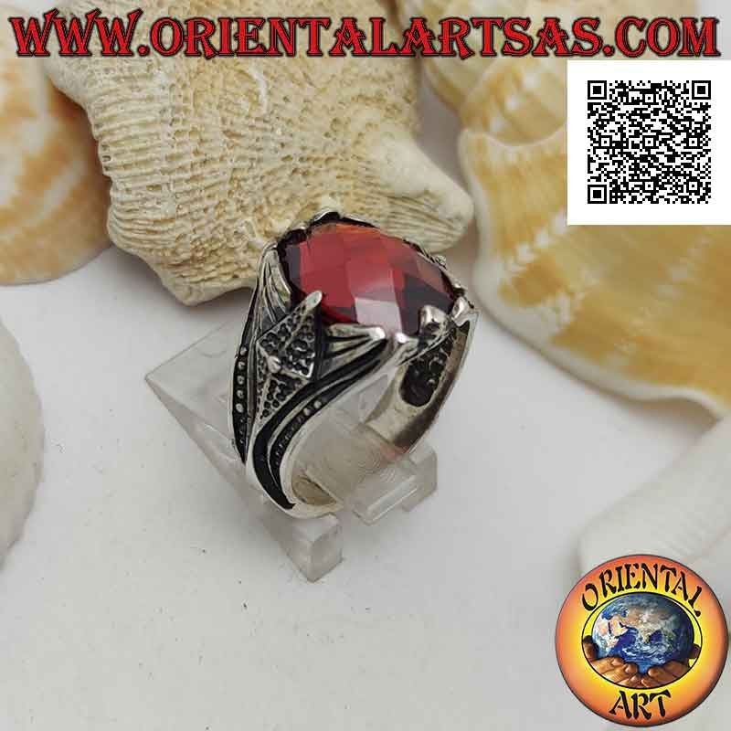 Bague en argent avec grenat ovale facetté serti et décor pointu en haut relief