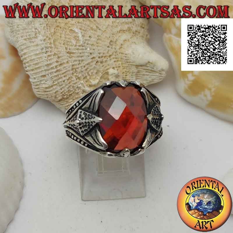 Silberring mit gesetztem facettiertem ovalem Granat und spitzer Dekoration im Hochrelief