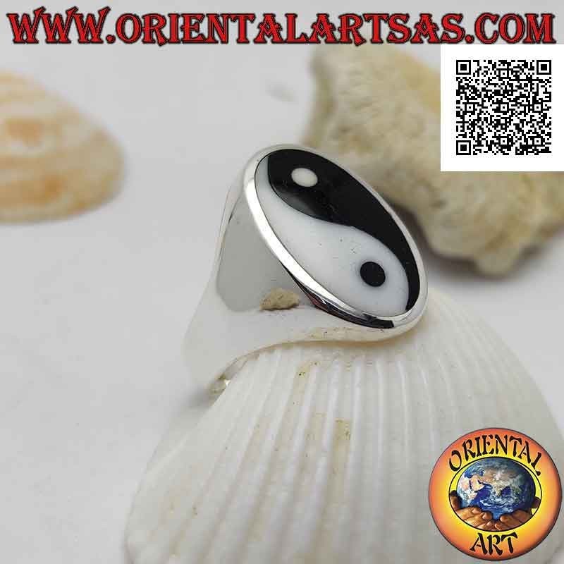 Anello in argento liscio con yin yang di madreperla e onice nell'ovale (piatto)