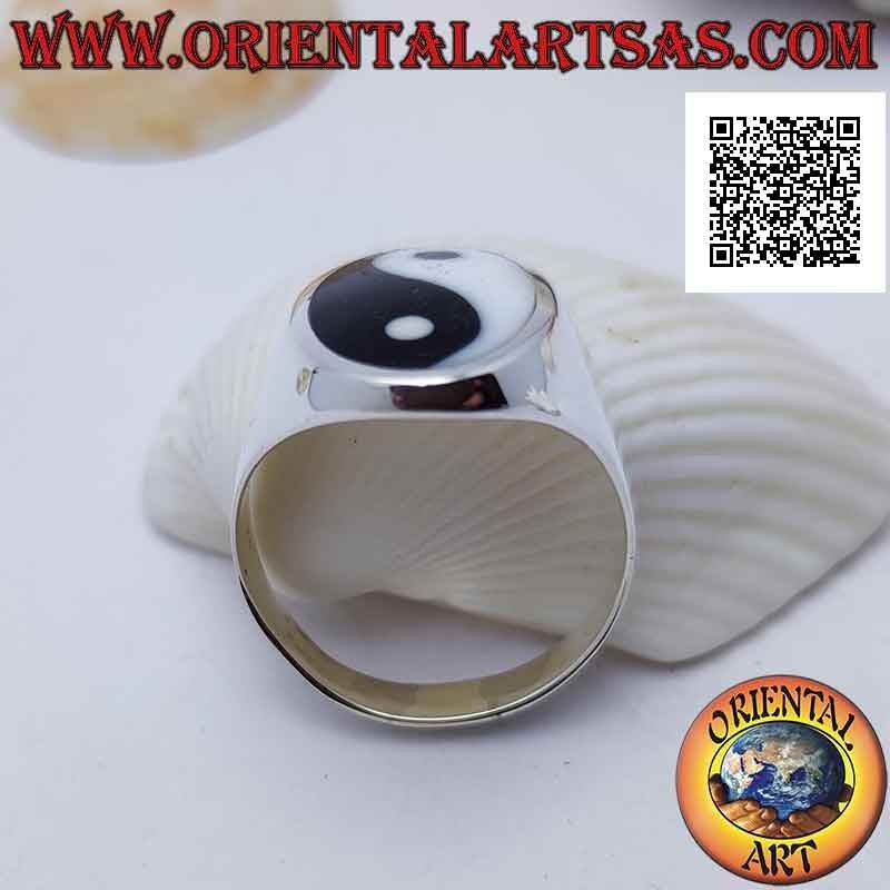 Smooth silver ring with yin yang of mother of pearl and onyx in the oval (flat)