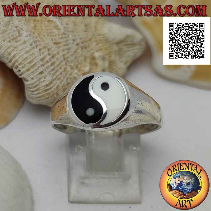 Bague en argent lisse avec yin yang de nacre et onyx dans le cercle