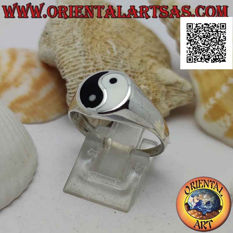 Anillo de plata lisa con yin yang de nácar y ónix en el círculo