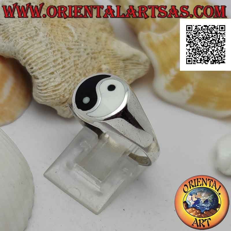 Smooth silver ring with yin yang of mother of pearl and onyx in the circle