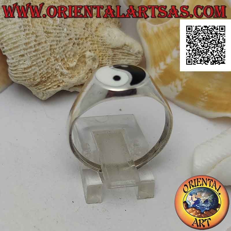 Anillo de plata lisa con yin yang de nácar y ónix en el círculo