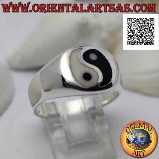 Smooth silver ring with yin yang of mother of pearl and onyx in the circle (thick)
