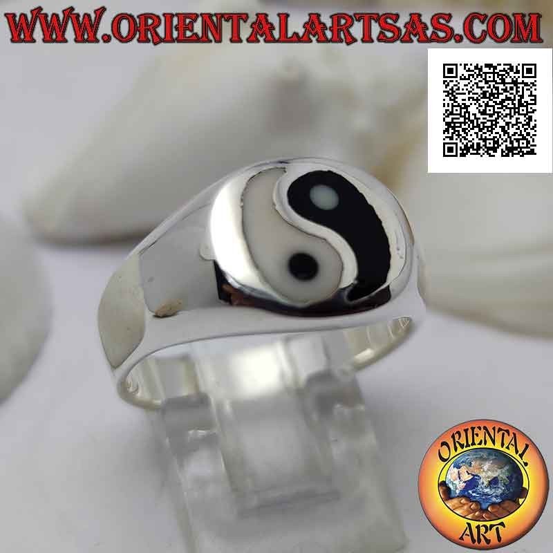Bague en argent lisse avec yin yang de nacre et onyx dans le cercle (épais)