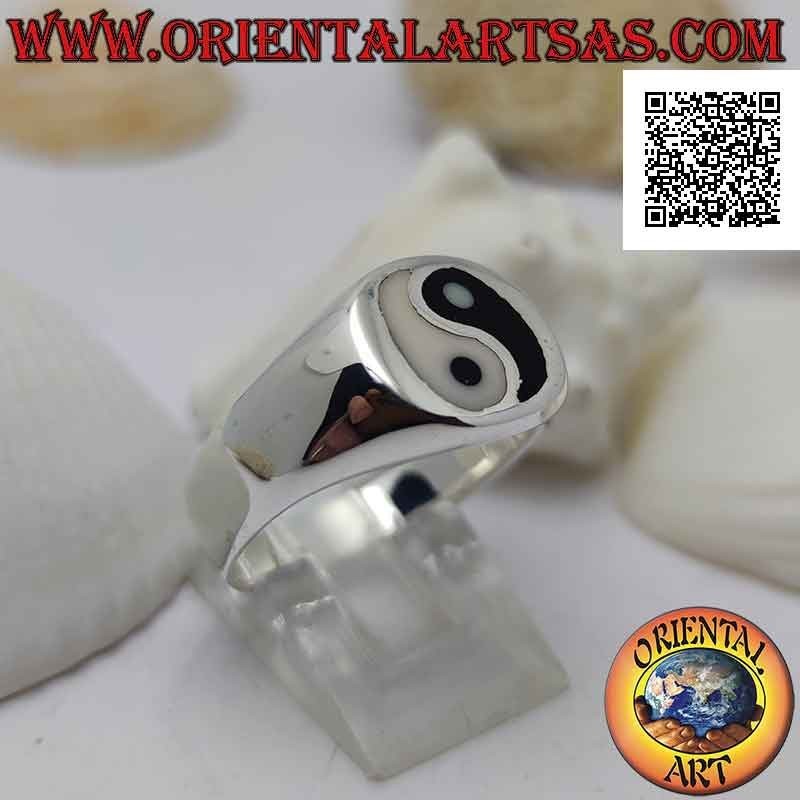 Smooth silver ring with yin yang of mother of pearl and onyx in the circle (thick)