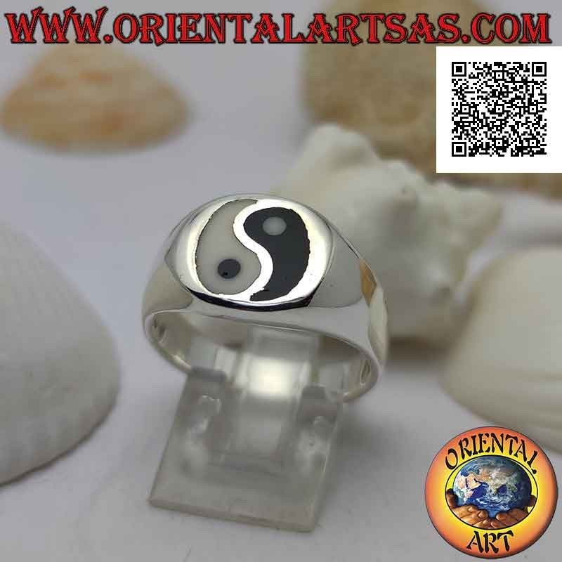 Anillo de plata lisa con yin yang de nácar y ónix en el círculo (grueso)