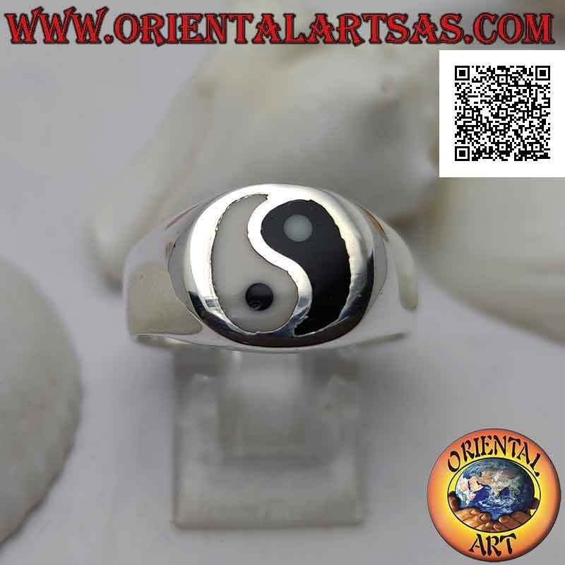 Smooth silver ring with yin yang of mother of pearl and onyx in the circle (thick)