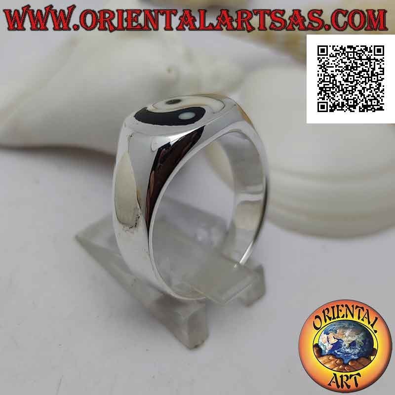 Smooth silver ring with yin yang of mother of pearl and onyx in the circle (thick)