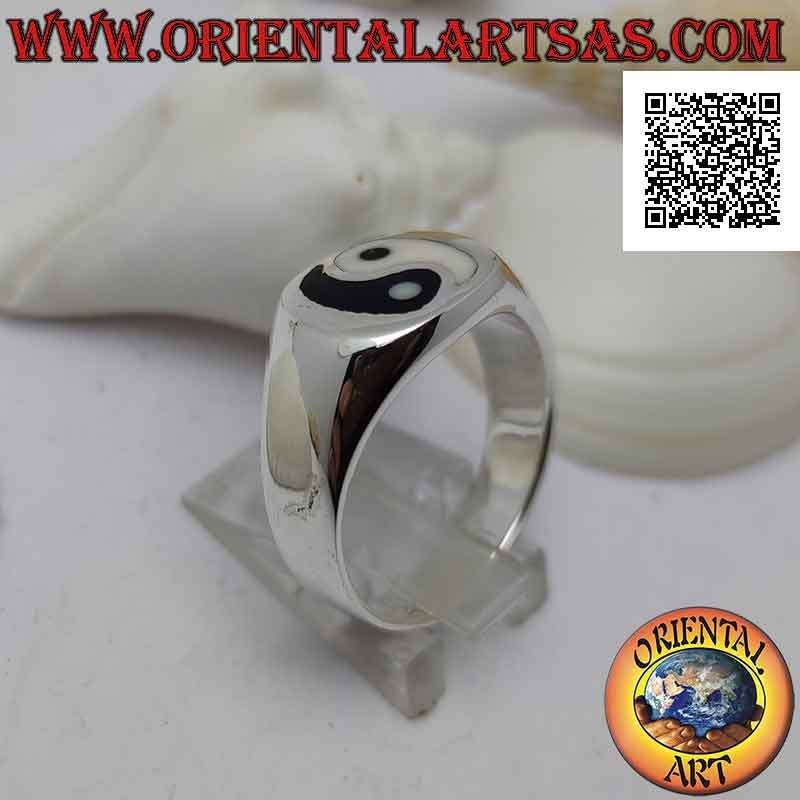 Bague en argent lisse avec yin yang de nacre et onyx dans le cercle (épais)