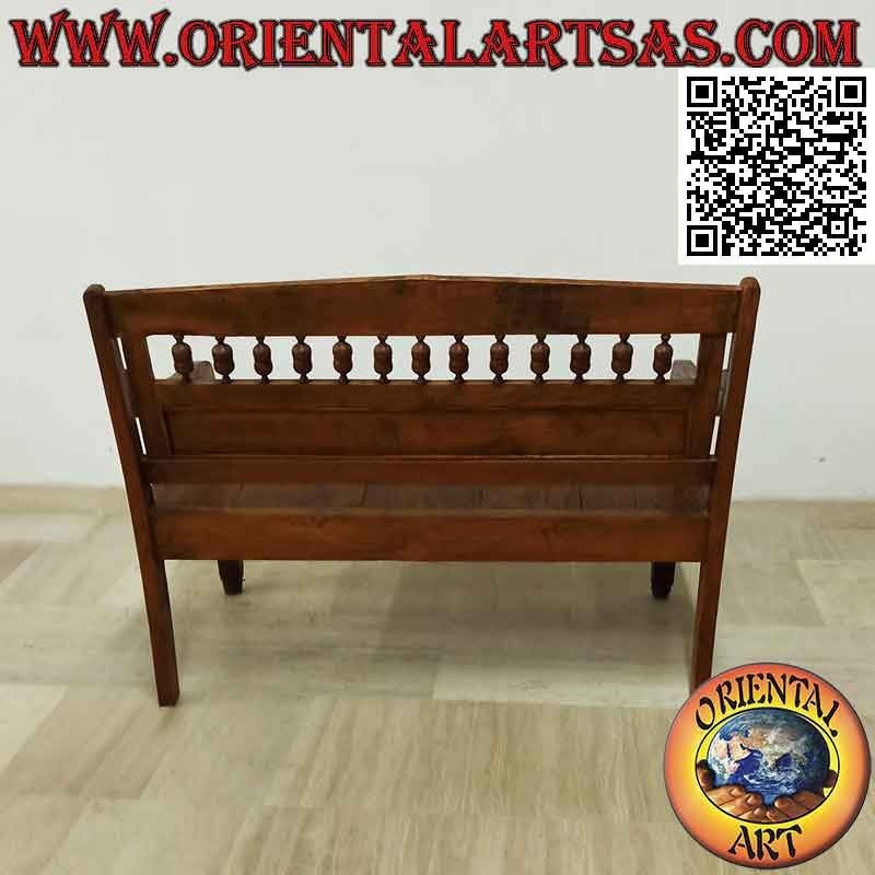 Banco antiguo con flores talladas a mano en madera de teca